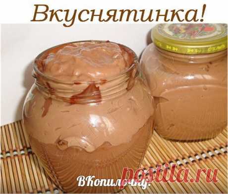 Вкуснятинка! 

-1 стакан молока (250 мл) 
-3 стол.ложки какао порошка 
-3 стол.ложки сахара 
-3 стол.ложки муки 
-70-80 грамм сливочного масла 

Ставлю кастрюльку, наливаю молоко, кладу сахар,муку и какао. 
Включаю плиту и периодически помешиваю веничком для взбивания, иначе на дне начинает прилипать мука. 
Закипело, запыхало, проварила с минуту и отставила с огня. 
Минут 20 дадим остыть. 
Теперь кладем кусочки масла и размешиваем хорошо, сразу масса заблестела. 
Сверху на...