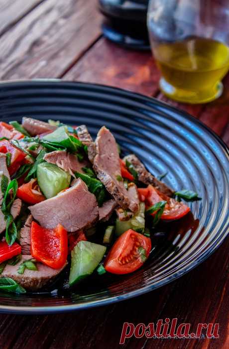 Салат с пикантной телятиной и свежими овощами: