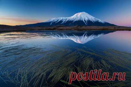 Вулкан Толбачик на рассвете. Камчатка, Россия. Фотограф – VlasovEgor: nat-geo.ru/photo/user/51774/