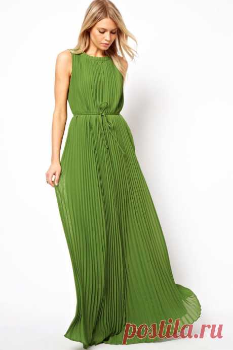 Платье&quot;Нимфа&quot;
Артикул: 10615
Цена: 2'807 руб.
Очаровательное платье зелёного цвета со струящимся подолом из гофрированного шифона. Материал: шифон. Длина: от плеча 160 см.