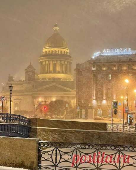 Петербург, я любуюсь тобой,
Исаакий нас всех восхищает,
Над крестами простор голубой,
Купол ярко на солнце сияет.
⠀
Показать полностью...