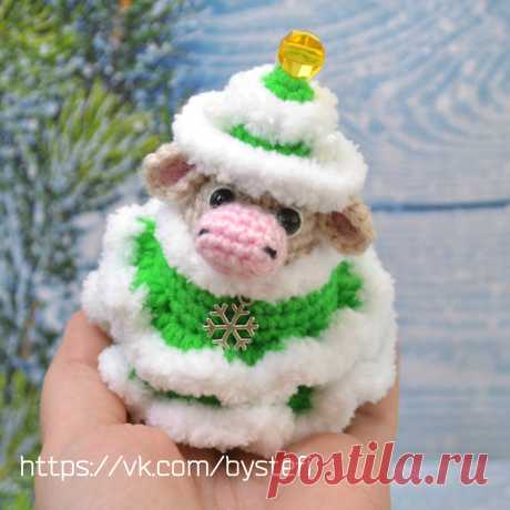 PDF Коровушка в костюме ёлочки крючком. FREE crochet pattern; Аmigurumi animal patterns. Амигуруми схемы и описания на русском. Вязаные игрушки и поделки своими руками #amimore - корова к Новому году, маленькая коровка, телёнок, бык, бычок.