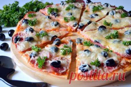 Пицца с салями, маслинами и варёной колбасой