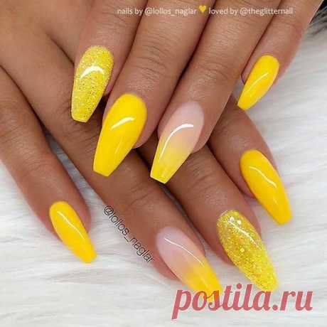 Яркие желтые ногти с глиттером