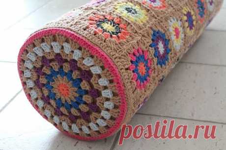 (37) circle granny square bolster | Crochet blankets and cushions