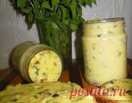Домашний плавленный сыр с шампиньонами и зеленью.