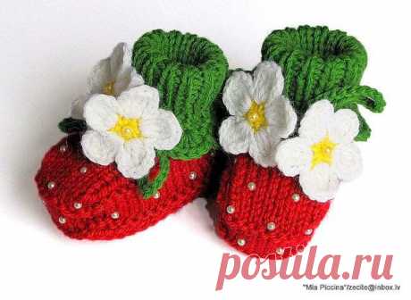 Knitted Baby booties Red Strawberry baby girls shoes от MiaPiccina