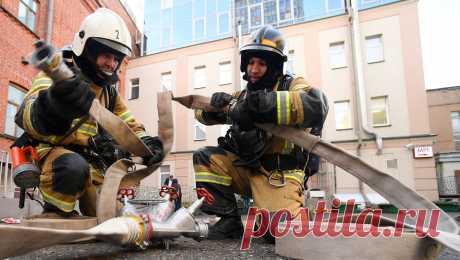 В Уфе иностранец устроил пожар в торговом центре, собираясь поджечь двух мужчин. В Уфе задержали иностранцев, совершивших поджог в торговом центре. Об этом сообщает МВД Медиа. На видео, появившемся в соцсетях, видно, как злоумышленник с канистрой бензина выбегает из помещения в коридор и выливает содержимое емкости ...