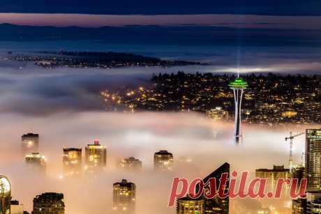 Башня Space Needle возвышается над городским туманом.