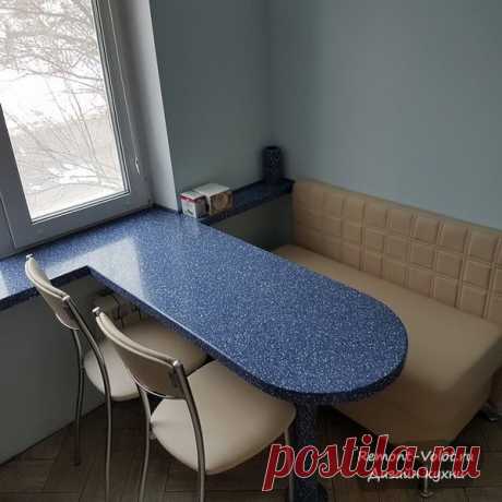 Маленькая бежевая кухня 5,7 кв. м с синим столом-подоконником и диванчиком (20 фото)