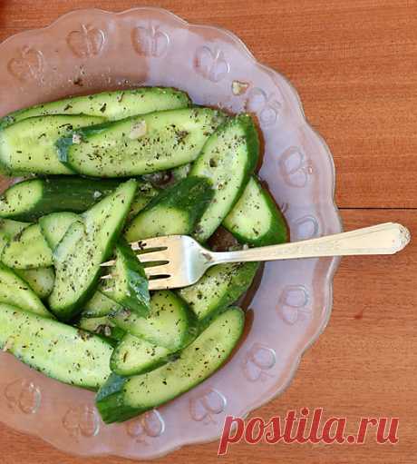 Гениальный салат! Потому что простой до изумления, и вкусный до безобразия. Ничего в нем нет, кроме свежих, вкусных, сочных огурцов. И заправки. Но в ней вся суть! Все дело в сухой мяте ! Я впервые добавила ее как приправу в пассус-толму, и с тех пор просто влюбилась в эту приправу. И вот сегодня купила новый номер…