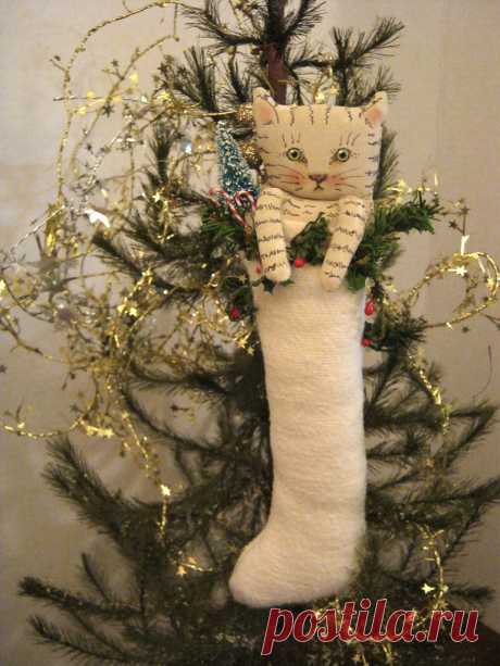 Christmas cat stocking { Sandy Mastroni }