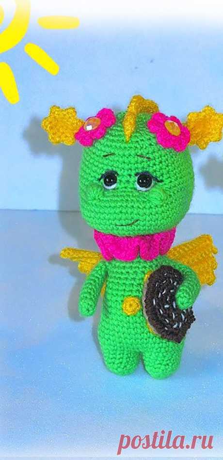 PDF Дракончик Печенька крючком. FREE crochet pattern; Аmigurumi toy patterns. Амигуруми схемы и описания на русском. Вязаные игрушки и поделки своими руками #amimore - девочка дракон с печеньем, дракончик из обычной пряжи, динозавр, динозаврик.