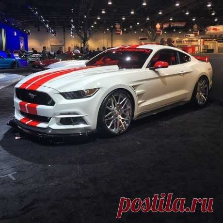 Mustang'и 2015 на выставке автомобилей.