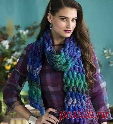 Красивый шарф для любителей сине-заеленой гаммы Этот красивый шарф из меланжевой пряжи, вязаный спицами витым, как бы плетеным узором, станет украшением вашего осенне-зимнего гардероба и источником положительных эмоций.
