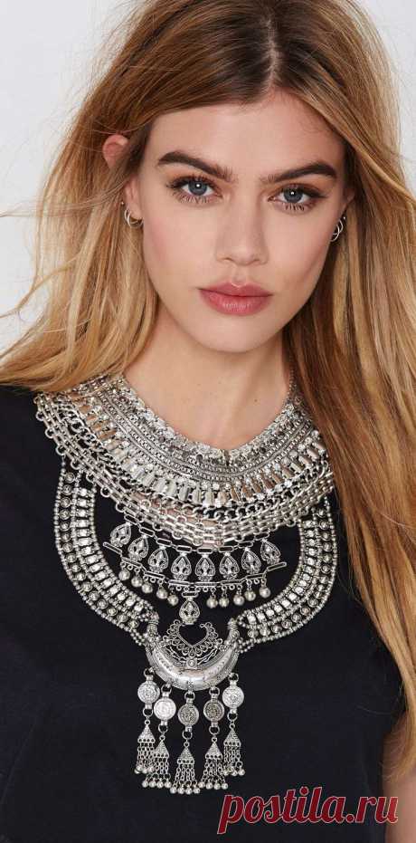 Drama Queen Collar Necklace