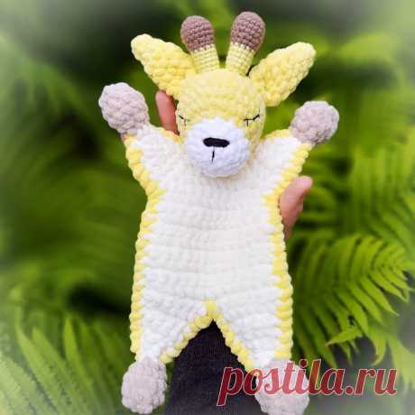 PDF Жирафик комфортер крючком. FREE crochet pattern; Аmigurumi animal patterns. Амигуруми схемы и описания на русском. Вязаные игрушки и поделки своими руками #amimore - жираф из плюшевой пряжи, плюшевый комфортер в виде жирафика.