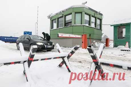 Финский политик предложил расстреливать пересекающих границу без разрешения. Представитель финской правой партии «Истинные финны» Яри Налли предложил расстреливать людей, незаконно пересекающих границу с Финляндией. «Тех, кто пересекает границу без разрешения, будут расстреливать, это должно прекратиться», — написал финский политик в своих соцсетях.