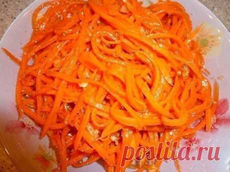 Самая вкусная морковь по-корейски 
Ингредиенты: 
На 1 кг. моркови: 
-3 ст.л.сахара, 
-1 ч.л. соли, 
-1 ст.л. кориандра молотого, 
-2 ст.л. уксуса, 
-0,5 ч.л. черного молотого перца, 
-щепотка красного молотого перца, 
-5 зубков чеснока, 
-100-150 грамм растительного масла. 
Приготовление: 
Морковь натираем на специальной терке, посыпаем сверху всеми специями, переминаем слегка её руками, выкладываем в миску, добавляем уксус, чеснок, пропущенный через чеснокодавку, и растительное масло (масло нео