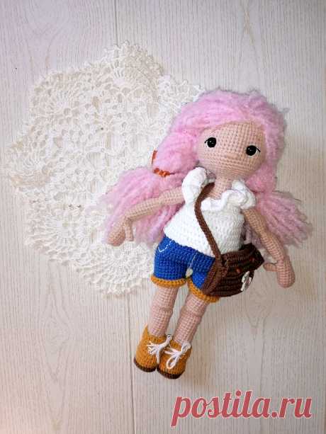 PDF Кукла Танюшка крючком. FREE crochet pattern; Аmigurumi doll patterns. Амигуруми схемы и описания на русском. Вязаные игрушки и поделки своими руками #amimore - кукла в блузке и шортиках, куколка с комплектом одежды, девочка с сумочкой.