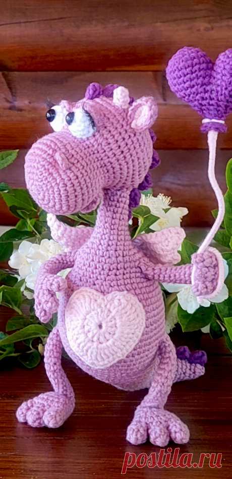 PDF Дракоша Мокси крючком. FREE crochet pattern; Аmigurumi toy patterns. Амигуруми схемы и описания на русском. Вязаные игрушки и поделки своими руками #amimore - дракон с шариком в виде сердца к 14 февраля, дракончик из обычной пряжи ко дню Всех Влюблённых, динозавр, динозаврик.