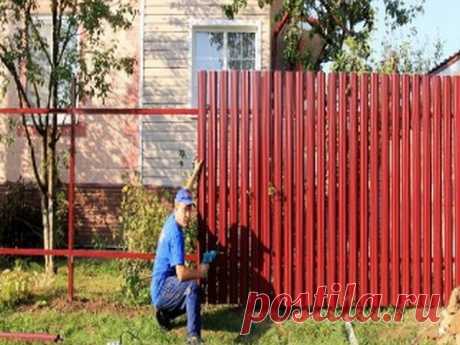 Установка забора из металлоштакетника