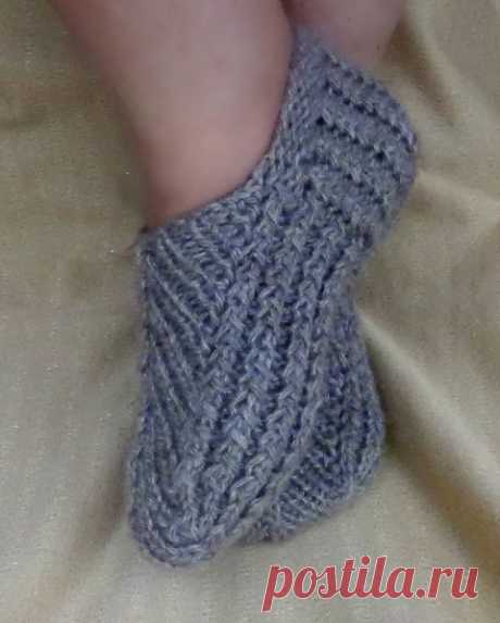 Следки спицами с подошвой ПЛЕТЕНКА. How to knit short socks 

Размер 38-39. Спицы №3, пряжа 150 м. на 100 гр.
Набрать на спицы 24 петли и вязать платочным узором 6 рядов. 
Затем прибавить сразу 7 петель. 
На спицах должно получиться 31 петля. 
 Далее вяжем узо…