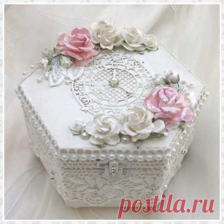 Handmade  jewellery  box, trinket box, keepsake box, wedding box, shabby chic box, memory box, wedding gift, wedding favor, unique  gift Shabby chic jewellery , trinket box with vintage clock design in the centre and hand coloured mulberry roses and pearls adorn the top of this pretty box.  All around the sides have beautiful lace with tiny roses, rhinestones and small pearl beads . Pearl trim was added to the top rim.  The inside has been lined both lid and bottom with sa...