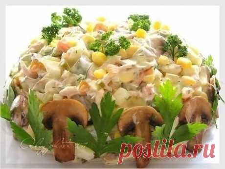 Салат с курицей, грибами и маринованными огурцами