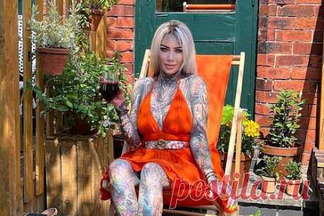 Самую татуированную женщину Великобритании выгнали из бара из-за внешности. 34-летняя британка Бекки Холт, которую в сети прозвали самой татуированной женщиной Великобритании, раскрыла подробности жизни с необычной внешностью. Она рассказала, что иногда ей отказывают в обслуживании в барах и ресторанах из-за предвзятого отношения персонала к людям с татуировками во все тело.