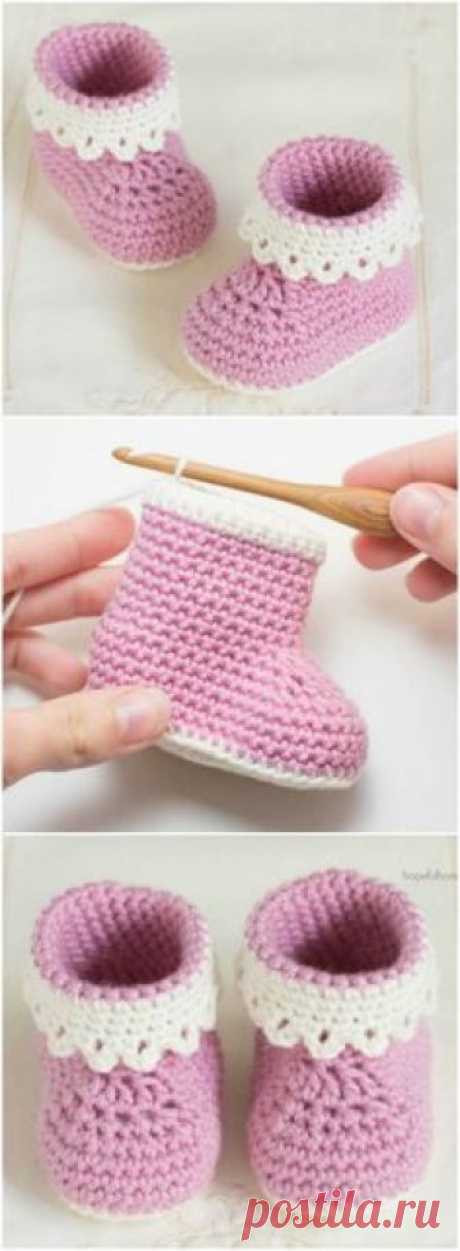 Everyone loves a good crochet baby booties pattern and this collection is filled with sweet ideas that are perfect for a newborn.