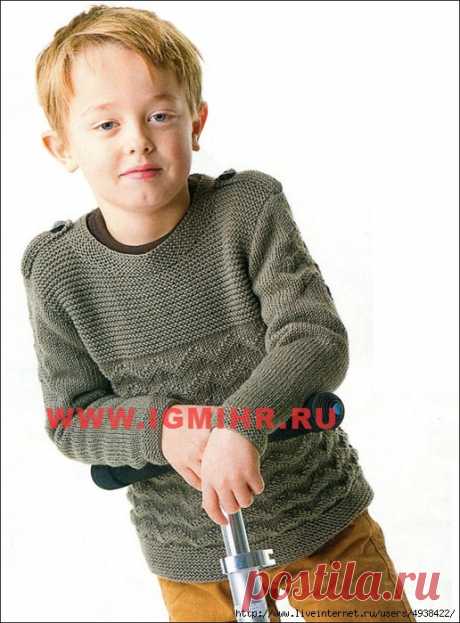 Пуловер цвета хаки с &quot;погонами&quot; и рельефным узором от финских дизайнеров для мальчика 2-12 лет. Спицы.