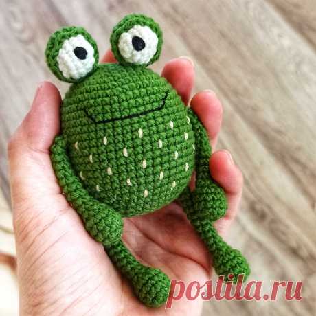 PDF Лягушонок крючком. FREE crochet pattern; Аmigurumi toy patterns. Амигуруми схемы и описания на русском. Вязаные игрушки и поделки своими руками #amimore - маленький лягушонок, лягушка.