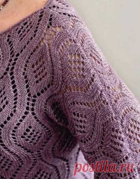 Короткий пуловер Блоссом вертикальным ажурным узором для полных женщин – описание вязания спицами со схемой