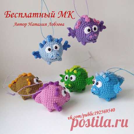 PDF Дракоши крючком. FREE crochet pattern; Аmigurumi toy patterns. Амигуруми схемы и описания на русском. Вязаные игрушки и поделки своими руками #amimore - маленький дракон, брелок в виде дракончика, динозавр, динозаврик.