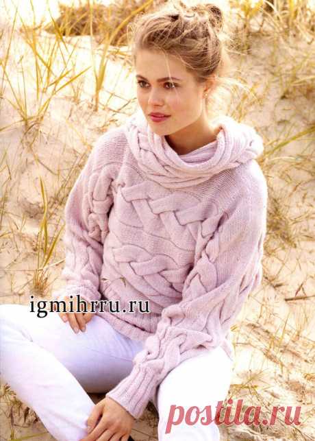 Теплый мягкий пуловер розового цвета с крупными косами, связанный в поперечном направлении и дополненный снудом. Вязание спицами