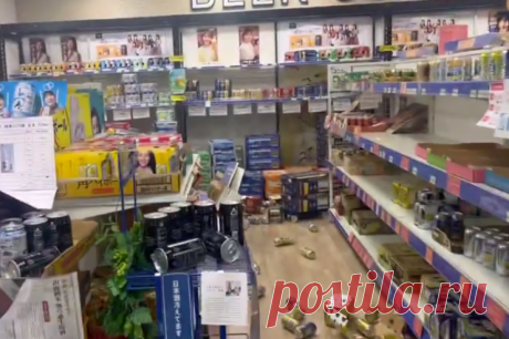 В Сети появились кадры землетрясения в Японии, снятые в магазинах. На роликах видно, как товар качается на витринах и падает с полок.