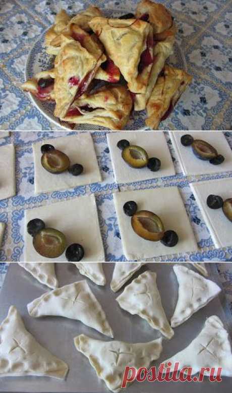 Сладкие пирожки из слоеного теста с виноградом и сливой