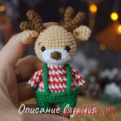 PDF Рождественский олень крючком. FREE crochet pattern; Аmigurumi animal patterns. Амигуруми схемы и описания на русском. Вязаные игрушки и поделки своими руками #amimore - маленький олень к Новому году, новогодний оленёнок, рождественский олень.