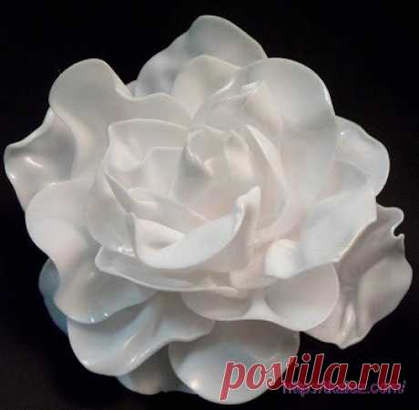 Оригинальная брошь «Белая роза» из пластиковых ложек