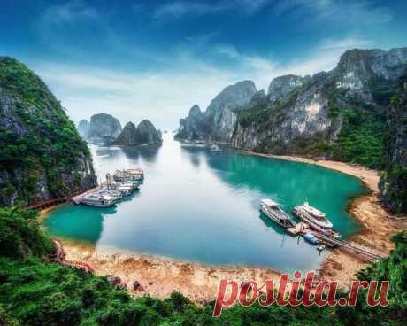 Изумрудная бухта Халонг, самая популярная достопримечательность Вьетнама