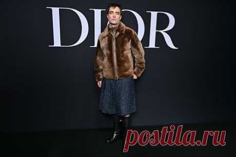 Роберт Паттинсон появился на показе Dior в юбке. Британский актер Роберт Паттинсон появился на публике в традиционно женской одежде и привлек внимание фотографов. Известно, что 36-летняя знаменитость посетил показ Dior, который состоялся в рамках Недели моды в Париже. Телезвезда вышел в свет в меховой куртке, шерстяной бежевой водолазке и плиссированной юбке.