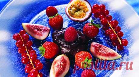 Салат из экзотических фруктов и садовых ягод