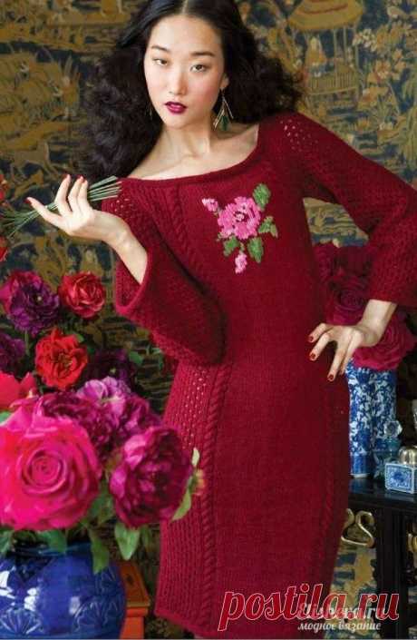 Красивое красное платье с цветком. Вязаное спицами