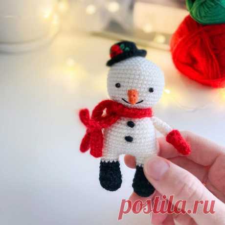 PDF Снеговик крючком. FREE crochet pattern; Аmigurumi toy patterns. Амигуруми схемы и описания на русском. Вязаные игрушки и поделки своими руками #amimore - маленький снеговик к Новому году, снеговичок в шляпе и с шарфом.