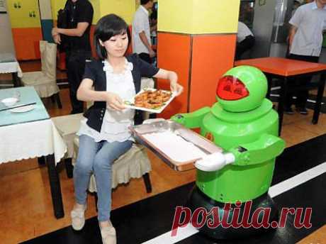 Так называемый робот Ресторан - говорится в Daily Mail и другие опубликованные отчеты и видео онлайн - расположен в Харбин, провинции Хэйлунцзян в Китае и имеет штат из 18 разноцветных роботов, которые используются датчики и конвейерных лент для перемещения вокруг ресторана и обслуживать клиентов.