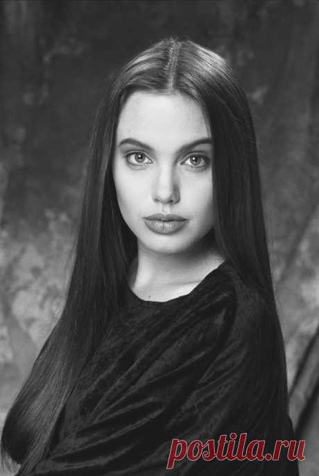 Анджелина Джоли (Angelina Jolie) в фотосессии Роберта Кима (Robert Kim) (1991).