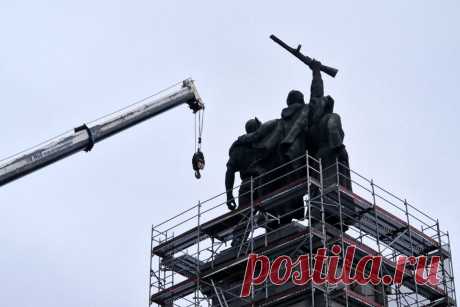 «Политика предательства». В Софии снова демонтируют памятник Советской армии. С монумента сняли облицовочные надписи.