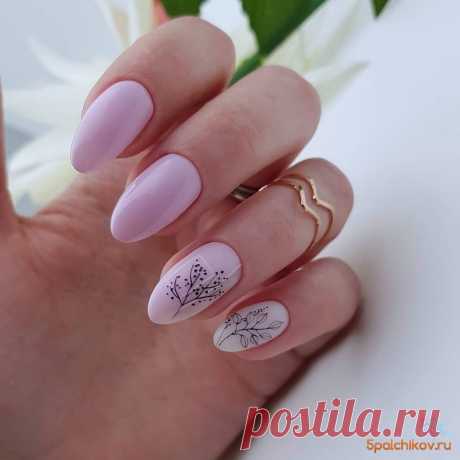 Нежный розовый дизайн ногтей с черными веточками свежая идея маникюра весна-лето
