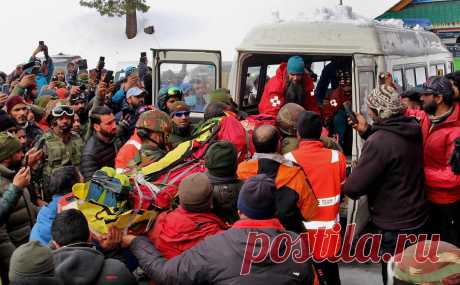 Лавина на курорте в Индии накрыла восемь туристов из России. Утром 1 февраля лавина накрыла три группы лыжников, которые катались на горнолыжном курорте Гульмарг в Индии. Экстренные службы спасли 21 человека, в том числе восьмерых россиян